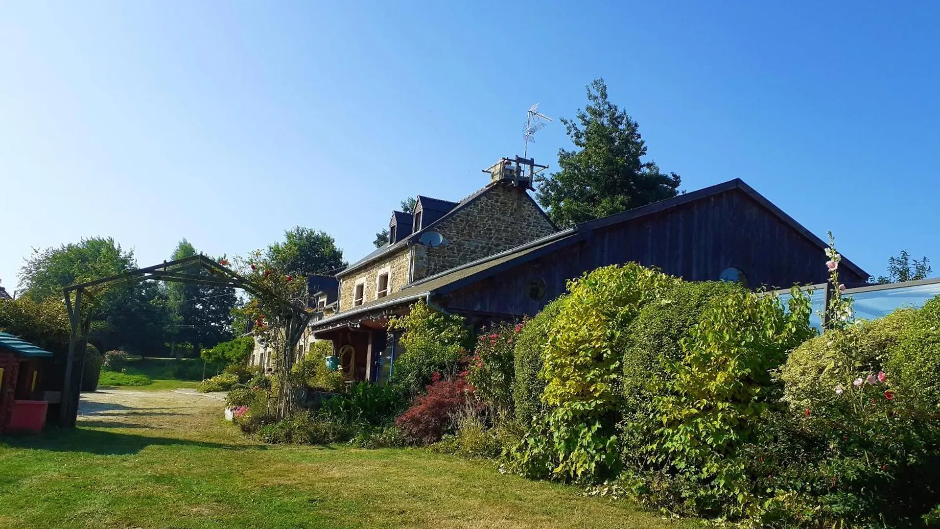 La Julerie, 4 Gites En Campagne Avec Piscine Corseul