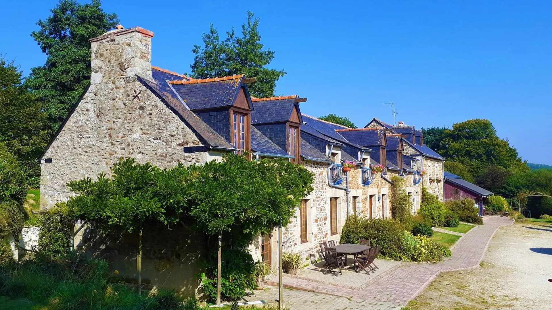La Julerie, 4 Gites En Campagne Avec Piscine Corseul 0*,